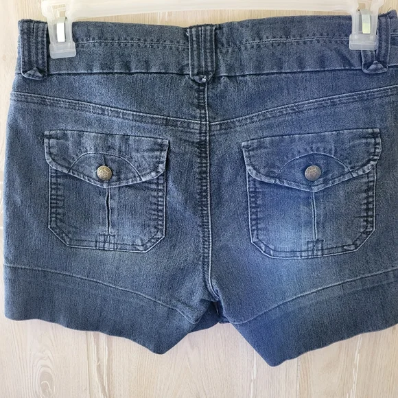Jean shorts by One 5 One Ladies size 4 stretchy 5-pocket style - Picture 9 of 10